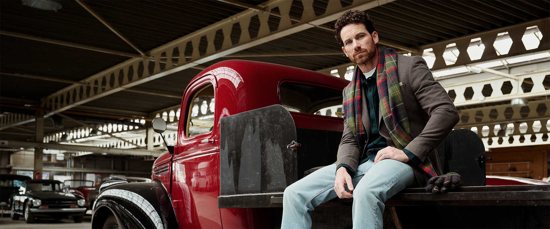 Man met jas en sjaal