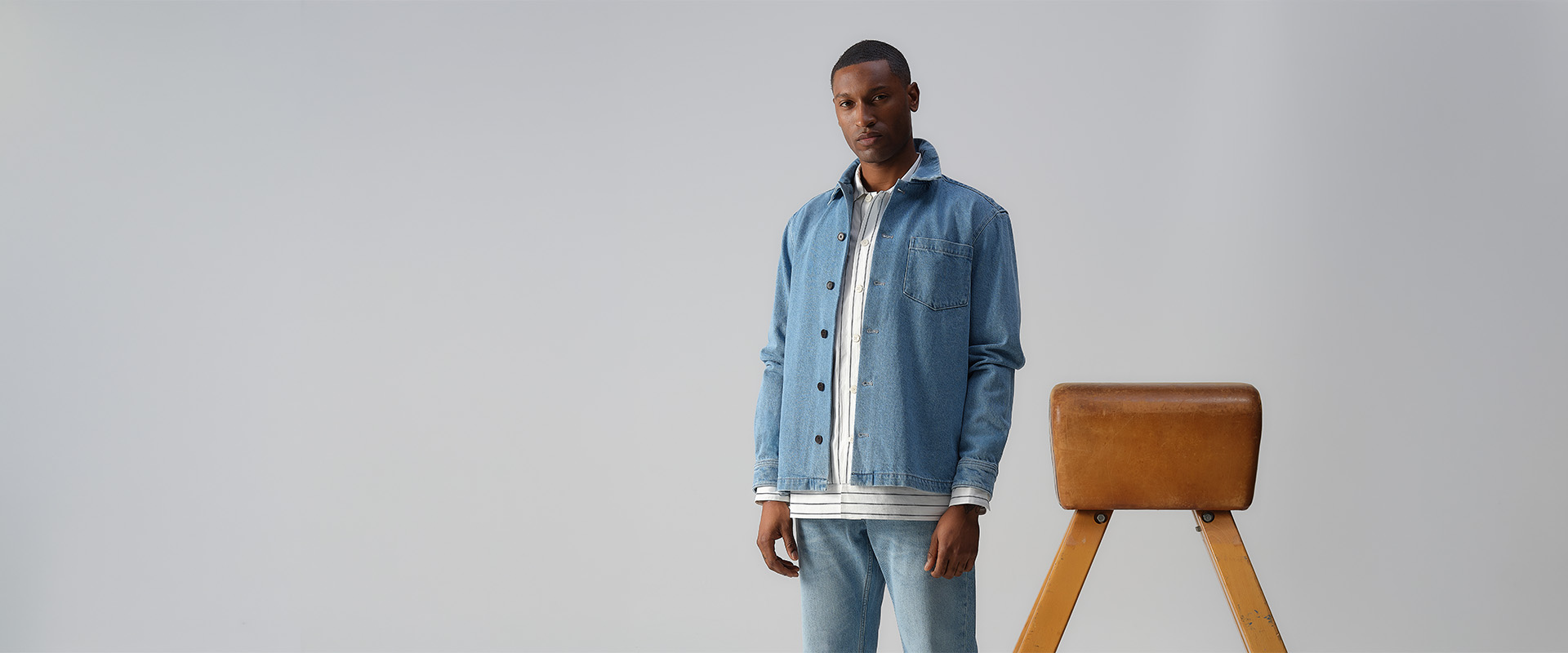 Afbeelding van een model met een denim overshirt en jeans voor een bok
