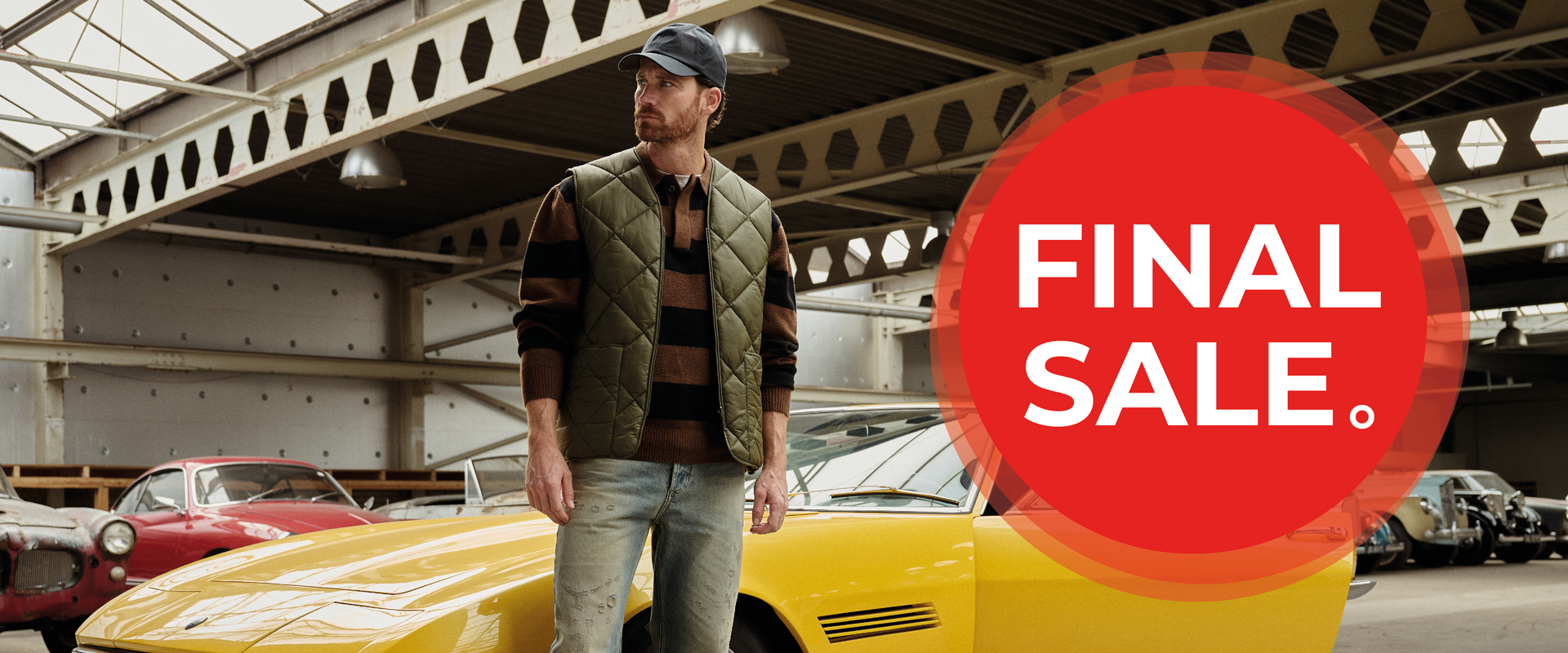 Man met een groene bodywarmer en bruine trui poserend voor een gele auto. Daarnaast grafische button met Final Sale