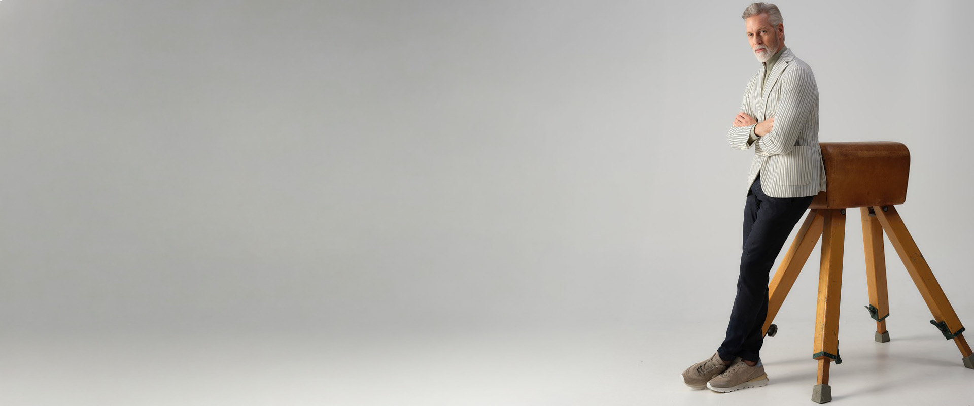 man leunend tegen een bok van de gymzaal aan