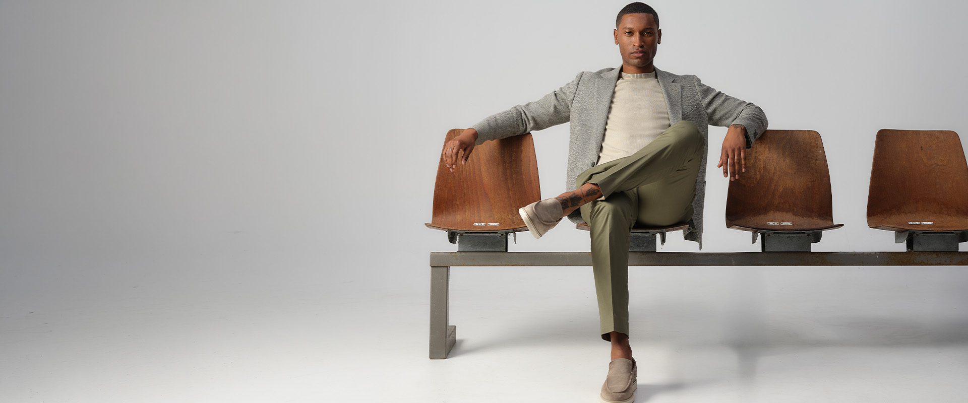 Afbeelding van een man die zit op stoelen uit een stadion