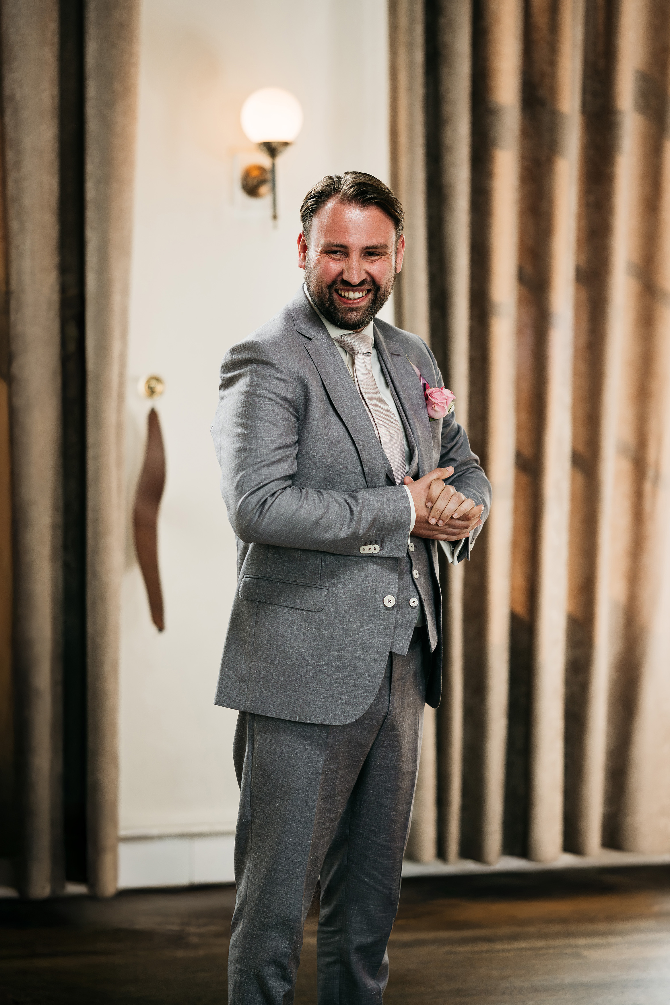 Nick, kandidaat Married at First Sight, in lila Vesper trouwpak