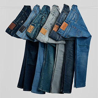 afbeelding van allemaal jeans aan een rek