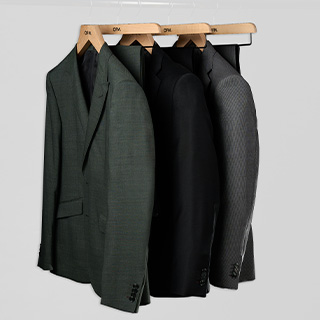 afbeelding van pakken aan een rek