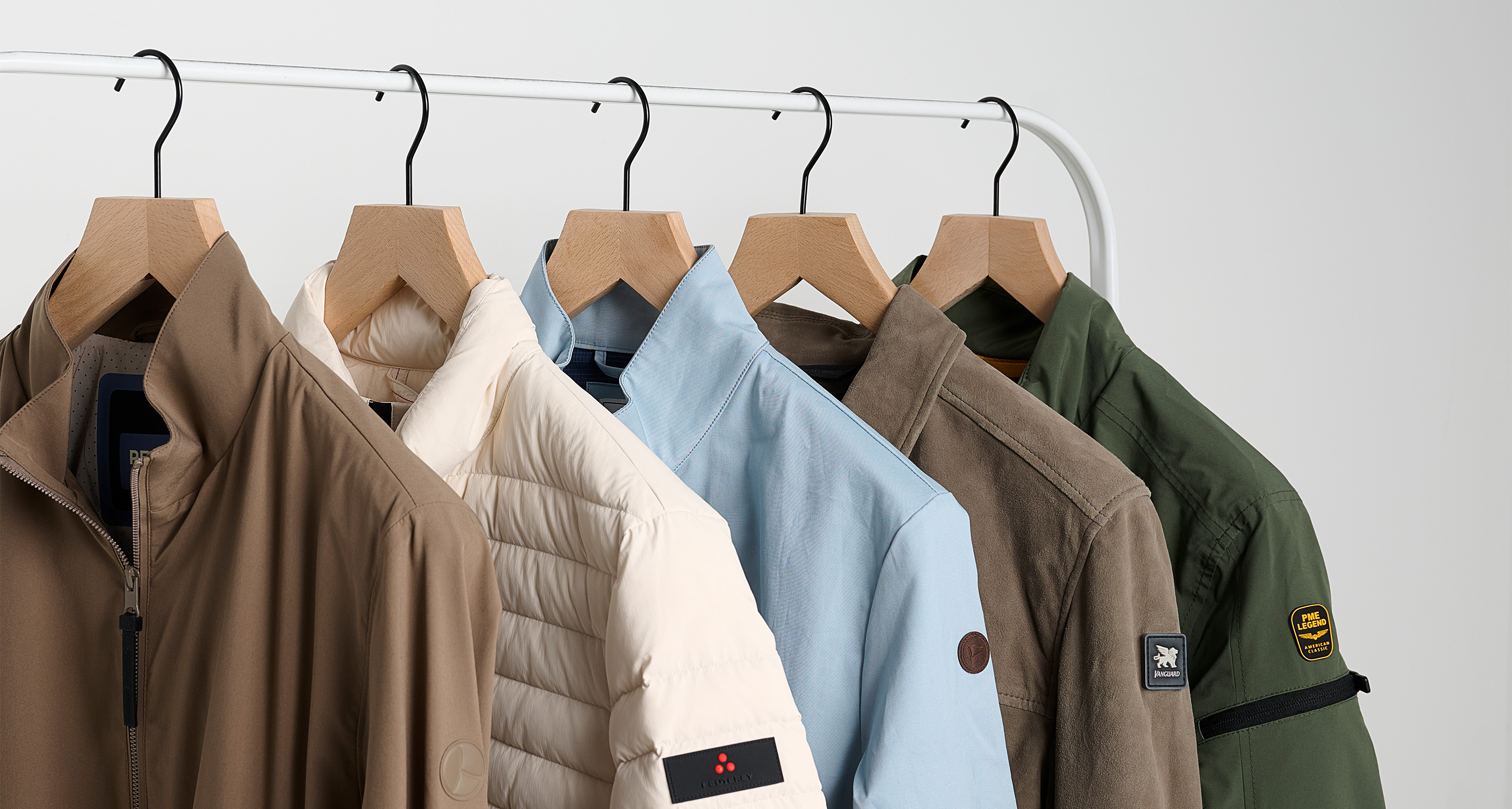 Close up van jassen op een rek