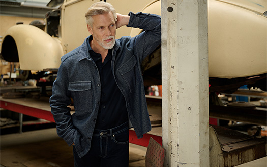 Model staand tegen een paal