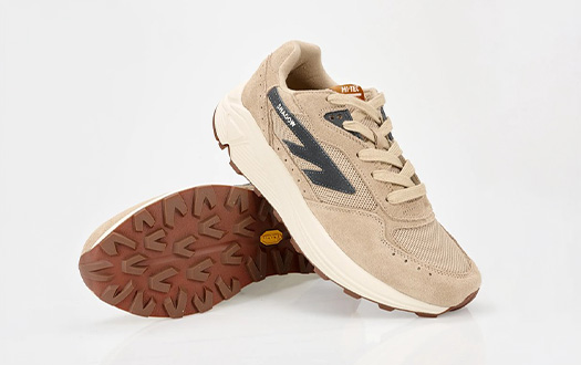 afbeelding van twee hi-tec sneakers