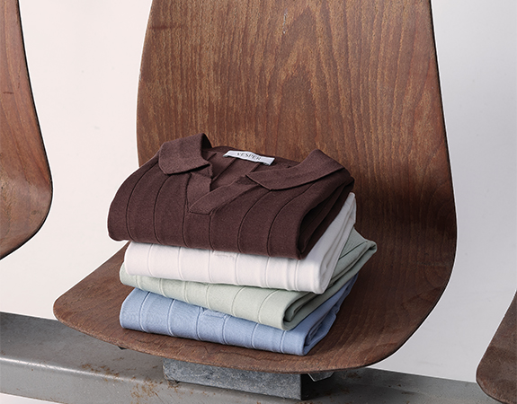 Stapel T-shirts van het kledingmerk Vesper