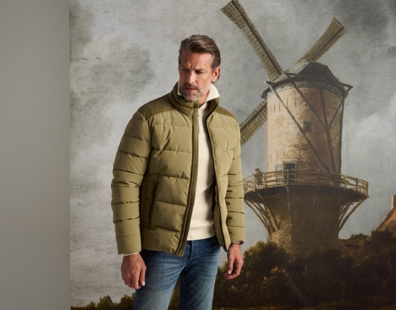 Man gekleed in perfecte outfit voor een boswandeling in de herfst