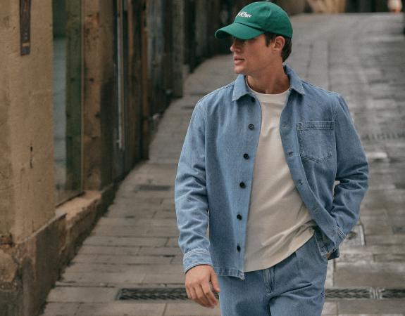 Man gekleed in denim pak J.C.RAGS