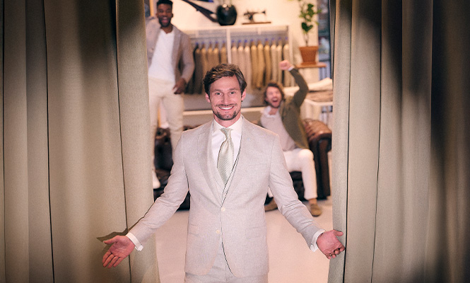 Afbeelding van een jongen uit paskamer in een trouwpak