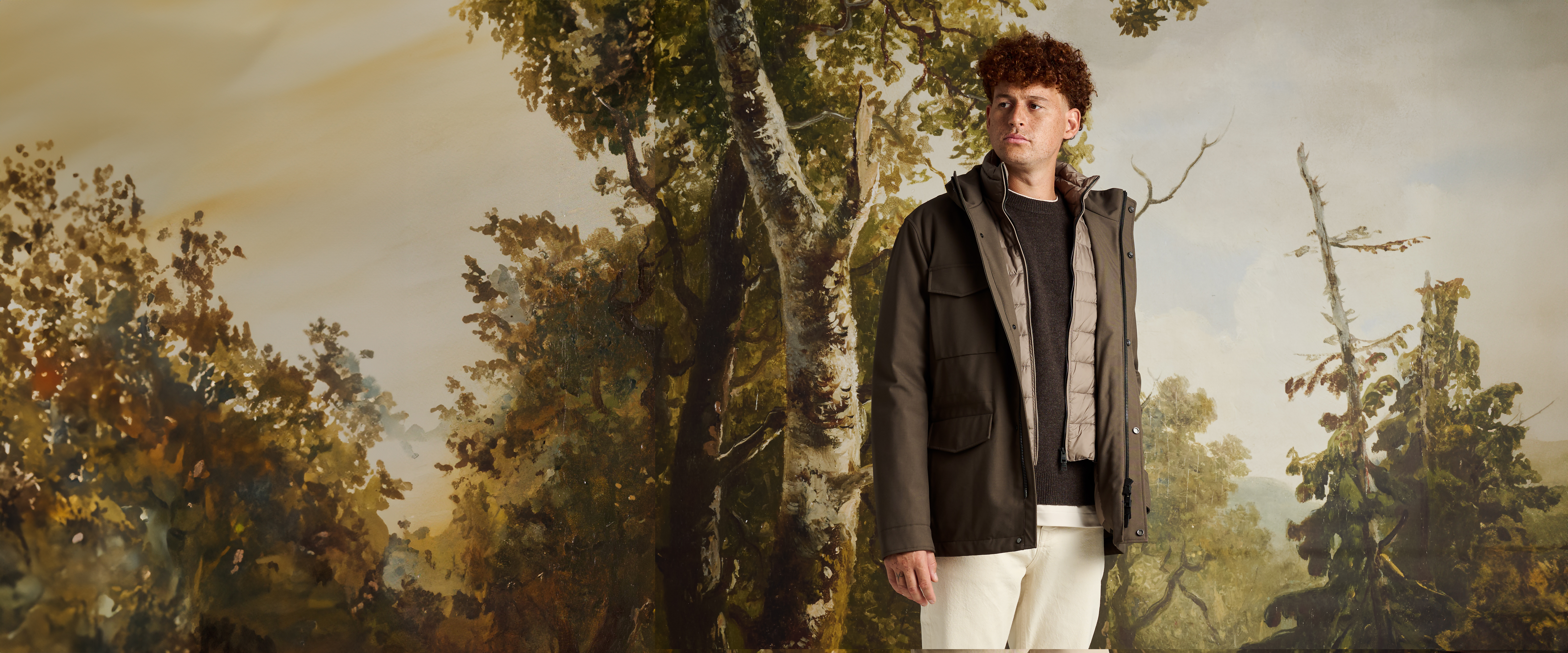 Campagne Stormachtig Stijlvol. Model in outfit van nieuwe najaarscollectie