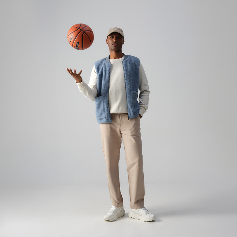 Man met een basketbal in zijn hand