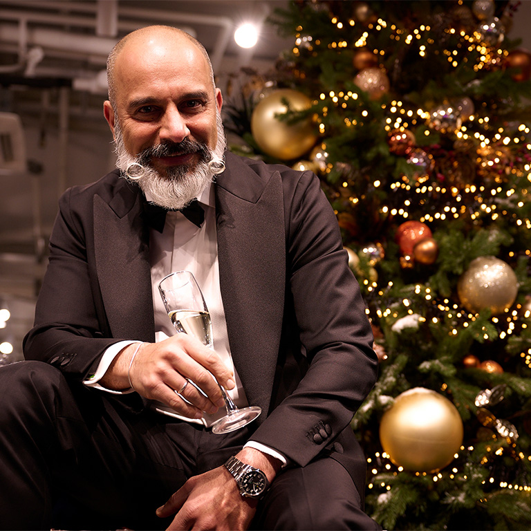 Afbeelding van een collega voor een kerstboom