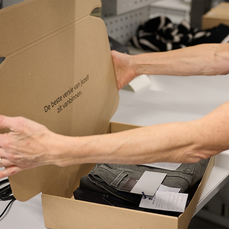Logistiek afdeling, pakketje wordt ingepakt. De beste versie van jezelf zit vanbinnen.