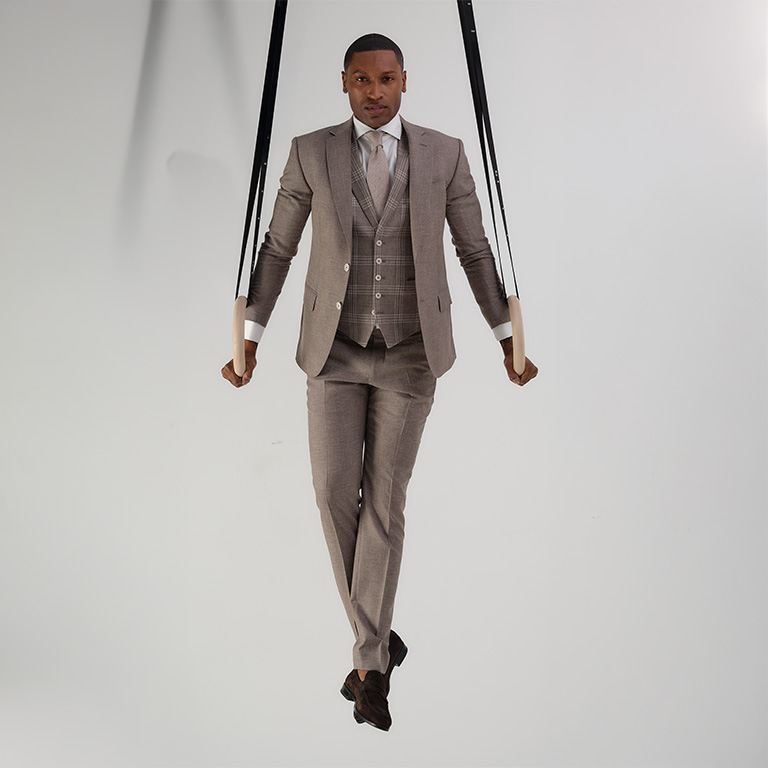 man hangend in pak aan turn ringen