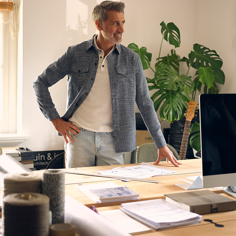 Man die staat achter zijn bureau