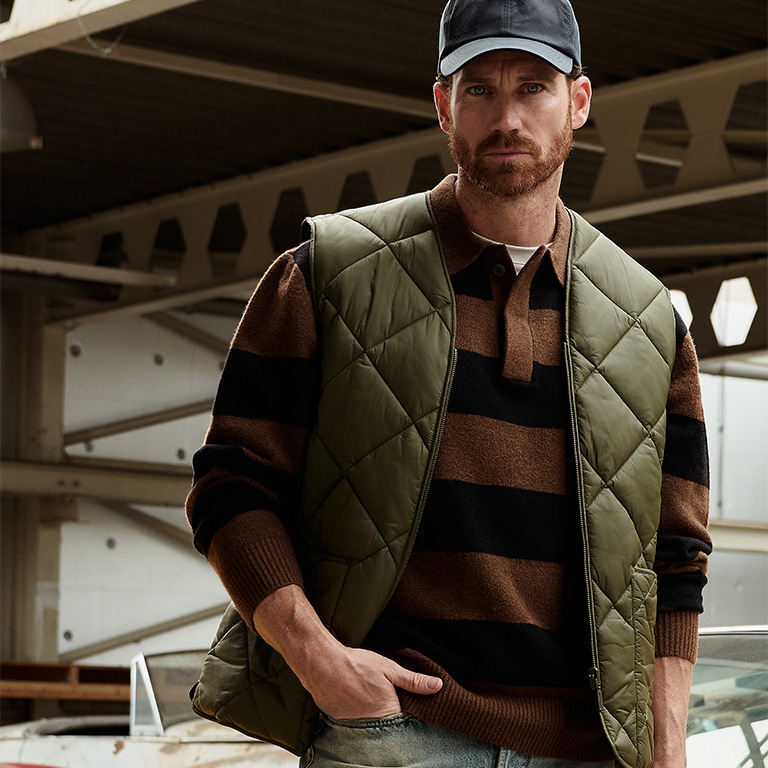 man met trui en bodywarmer