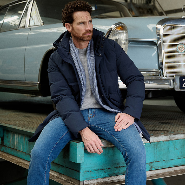 man met winterjas aan