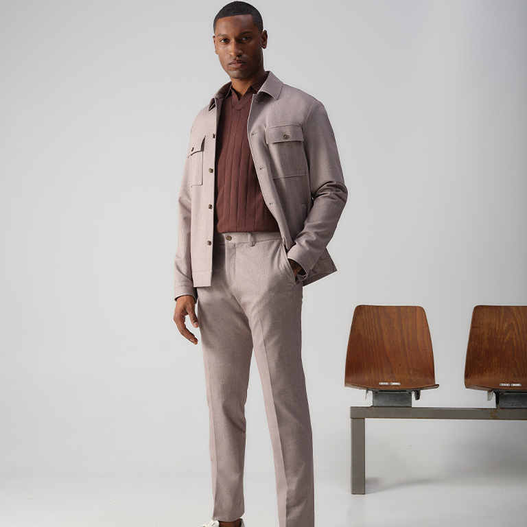 Man poserend in het merk Vesper voor gymstoelen