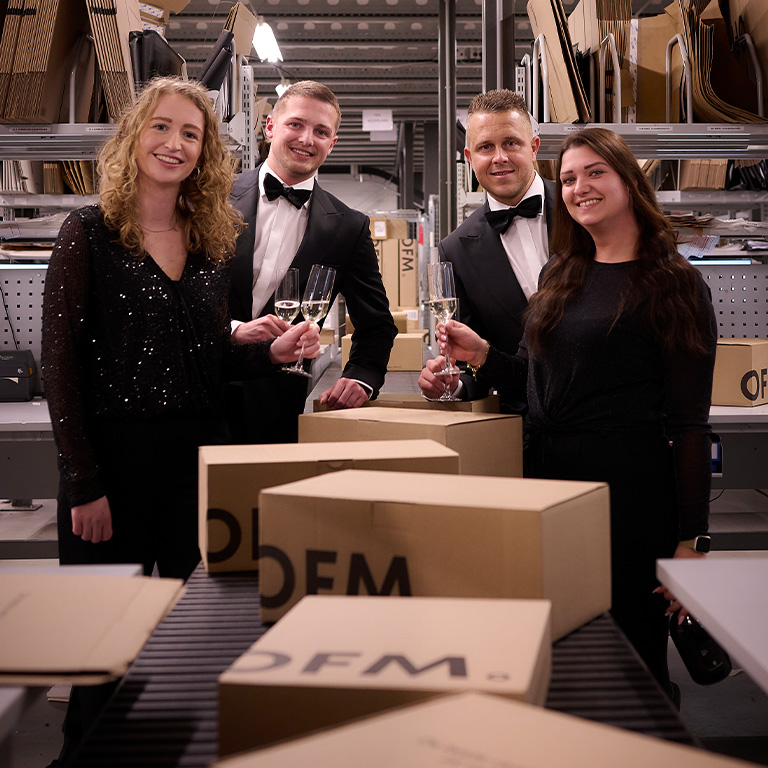 Afbeelding van collega's in het magazijn