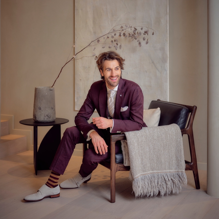 Man in bordeaux trouwpak