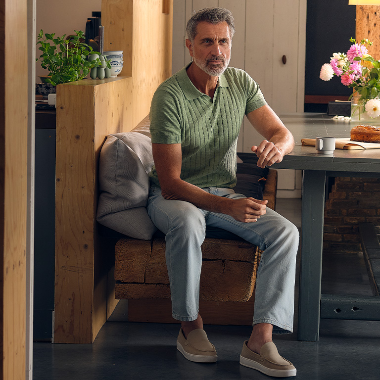 man zittend aan het ontbijt