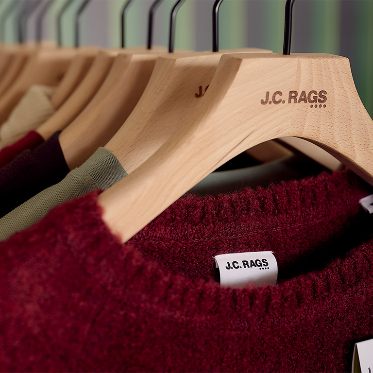 Close up van JCR trui op JCR hanger