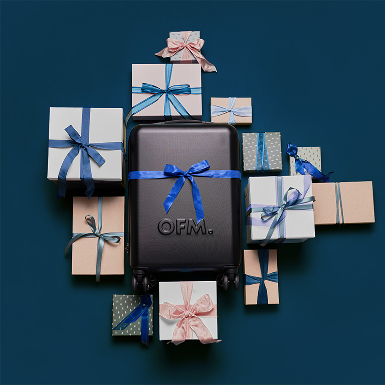 Verschillende ingepakte cadeaus op de grond