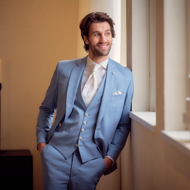 Man in blauw dutch dandies trouwpak