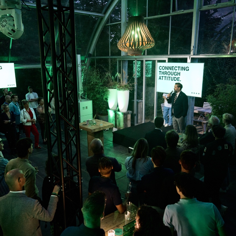 Arthur tijdens de J.C. RAGS kick-off die het personeel toespreekt.