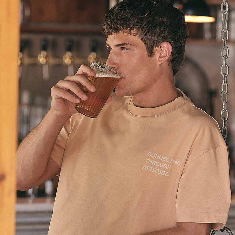 man die een biertje drinkt