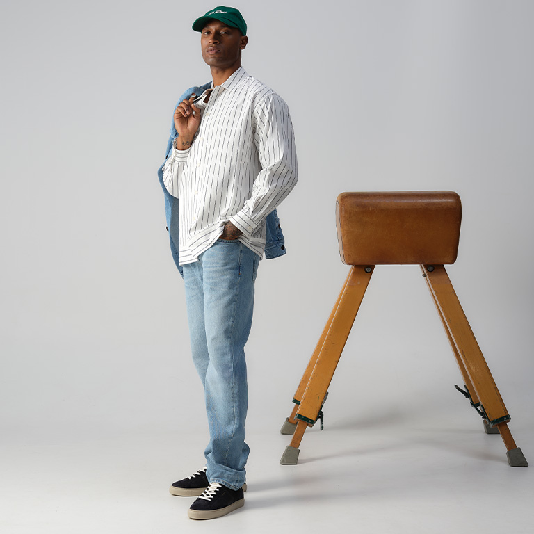 Man staand naast een bok