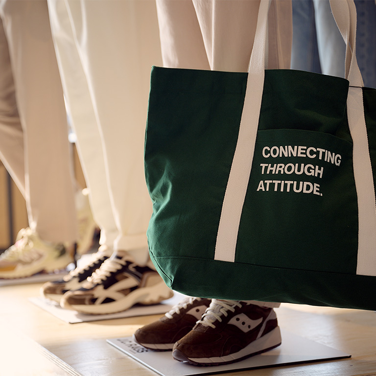 Close up van JCR canvastas met tekst Connecting through attitude