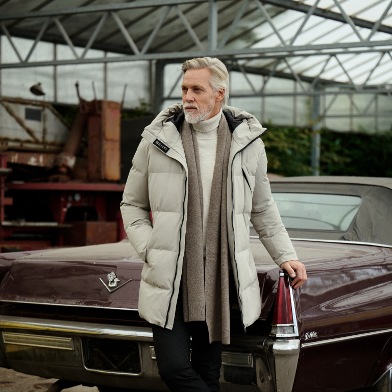 Man gekleed in een witte jas