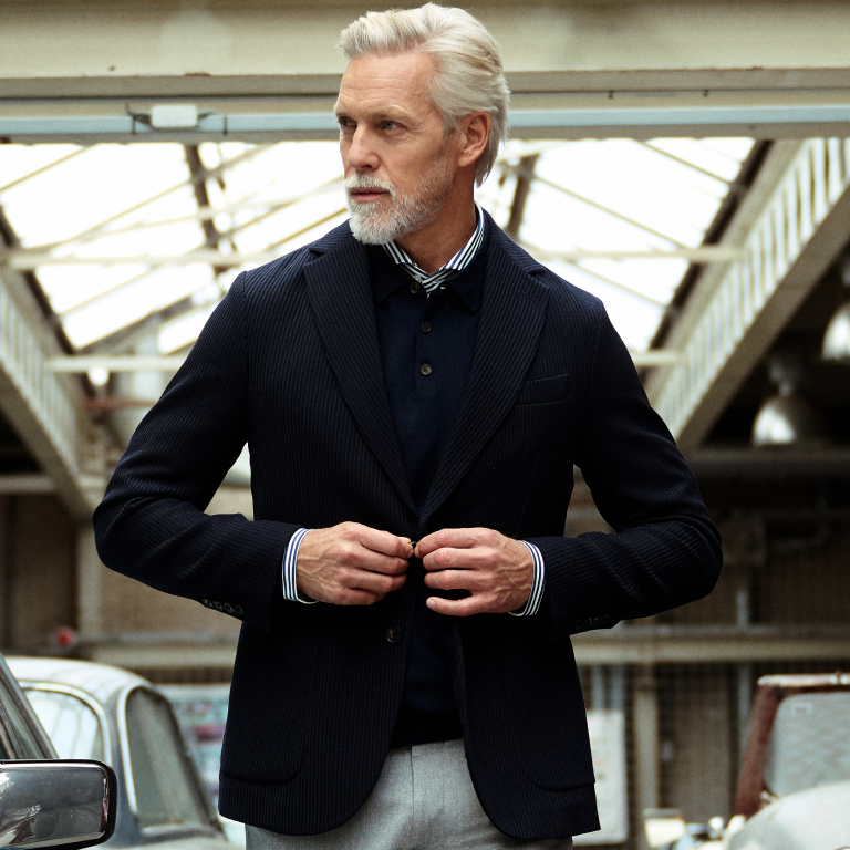 Man draagt een donkerblauw colbert en een donkerblauw overhemd