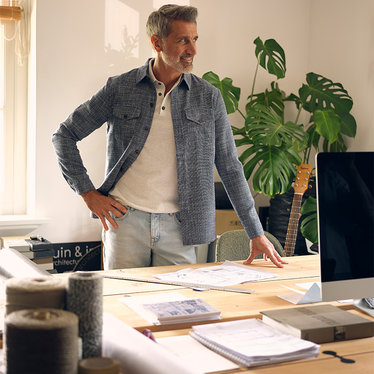 Man die staat achter zijn bureau