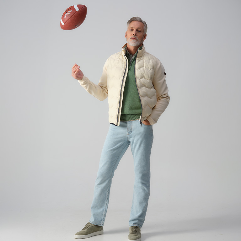 Man poserend met een honkbal in zijn hand