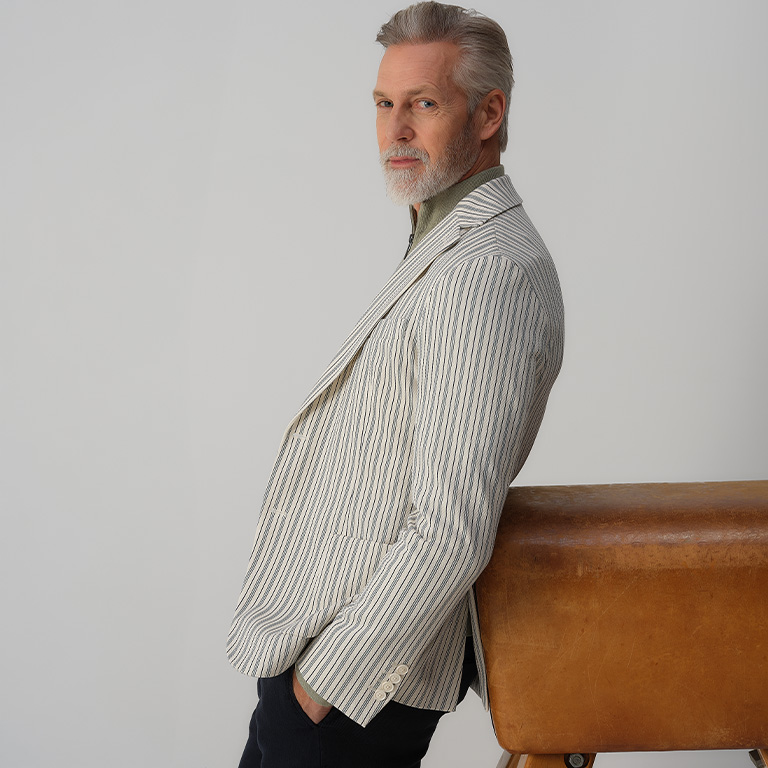 man leunend tegen een bok van de gymzaal aan