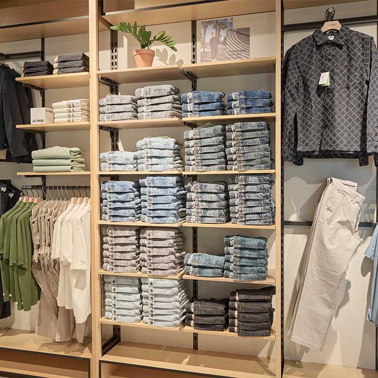 Wand met JCR SS26 collectie in OFM. Doesburg