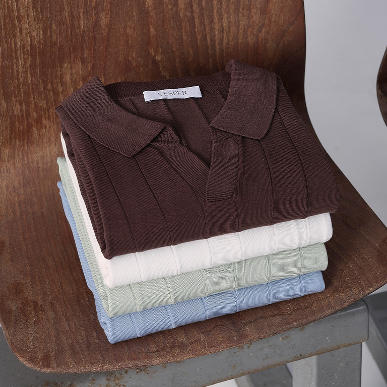 afbeelding van polo's opgestapeld op een stoel