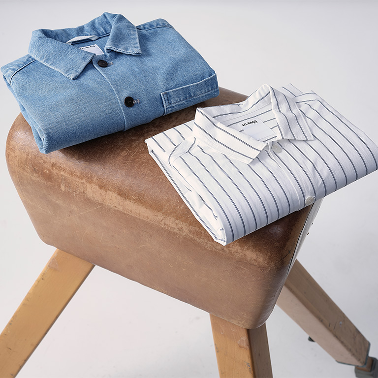twee overhemden gevouwen op een turn-bok