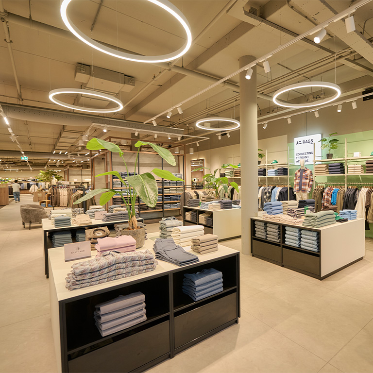 Interieur van Hoofddorp, blik op J.C. Rags rekken