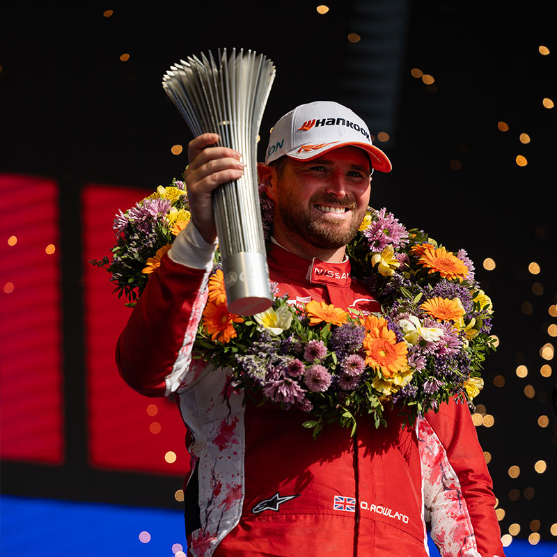 Oliver Rowland lifting his trophy on the Berlin podium