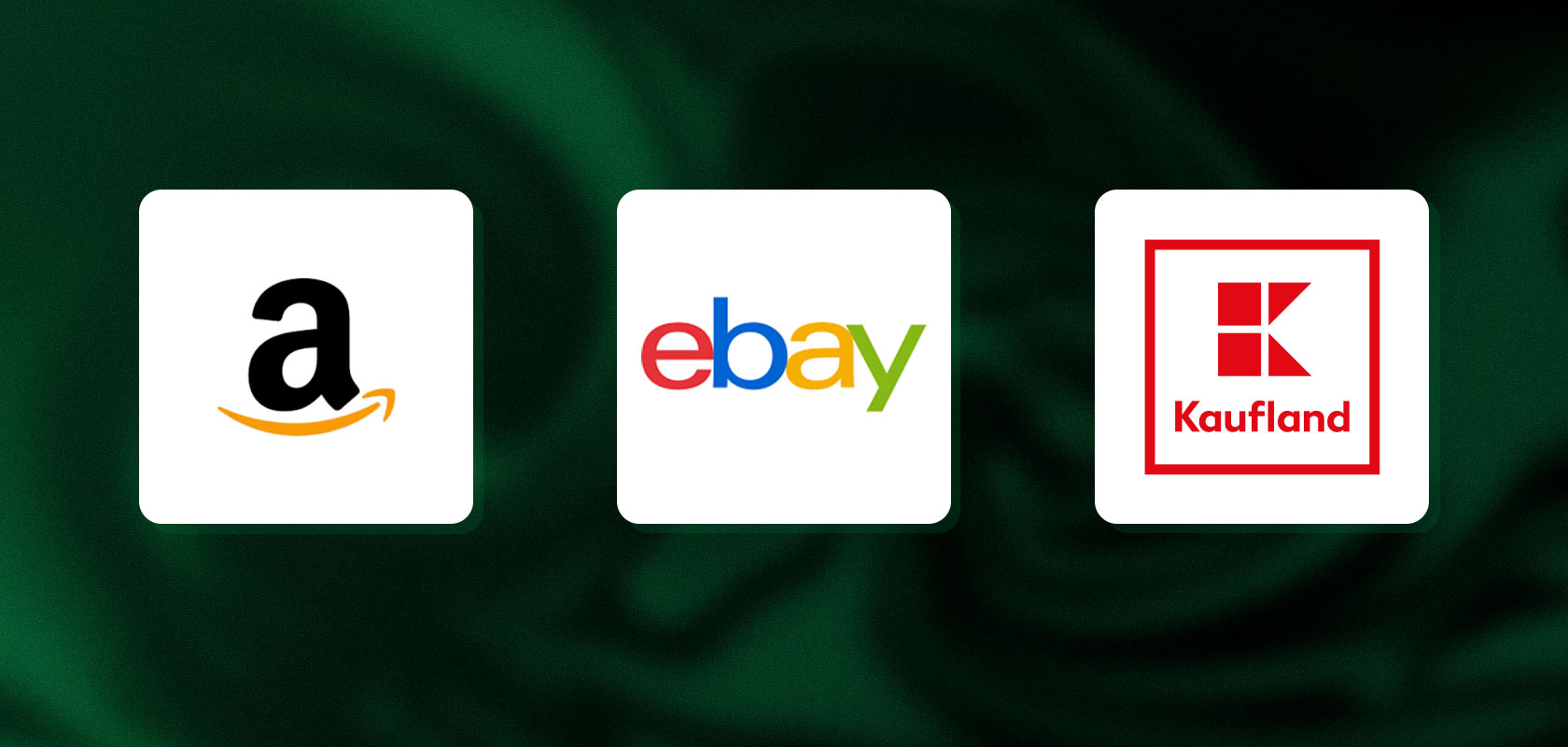 Logos von Amazon, eBay und Kaufland auf dunkelgrünem Hintergrund.