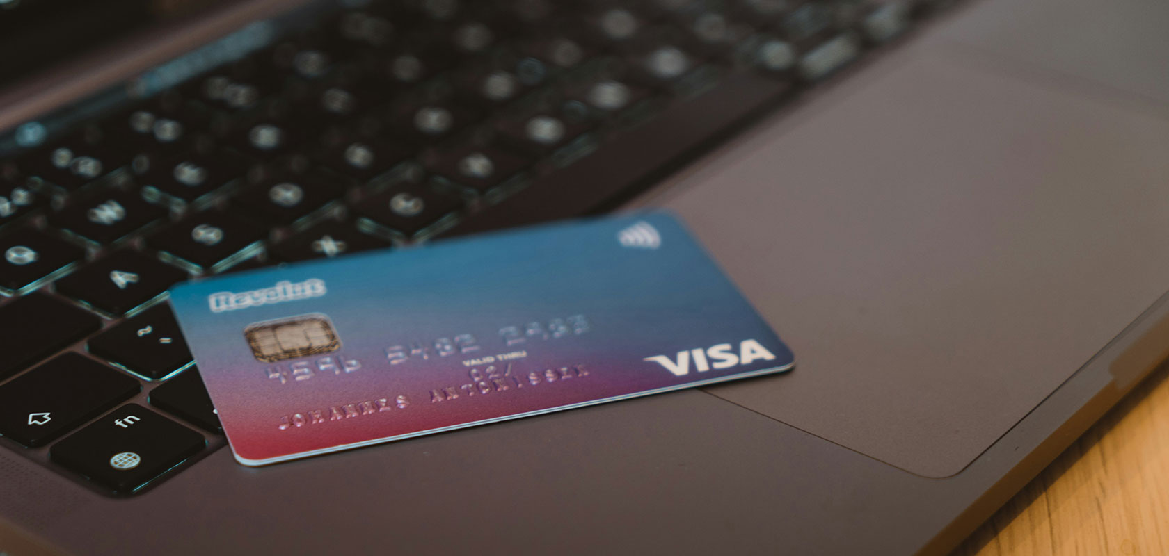 Visa-Kreditkarte auf einer Laptop-Tastatur, die ein Konzept für Finanztransaktionen veranschaulicht.