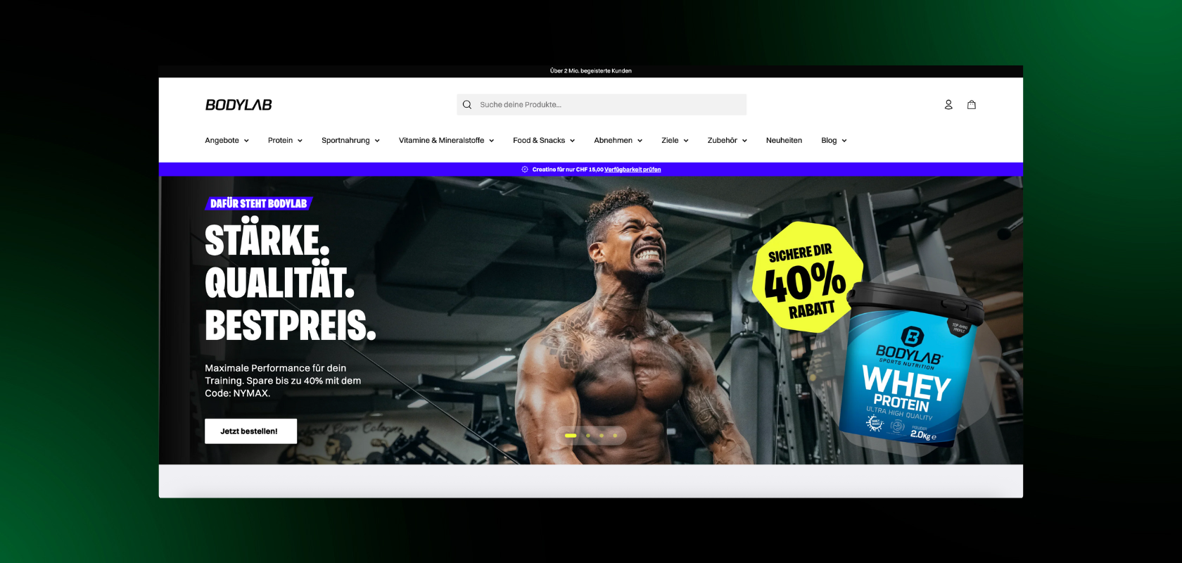 Bodybuilding-Homepage mit einem muskulösen Mann, der Gewichte stemmt und für Kraft und Qualität mit bis zu 40 % Rabatt auf Molkenprotein wirbt.