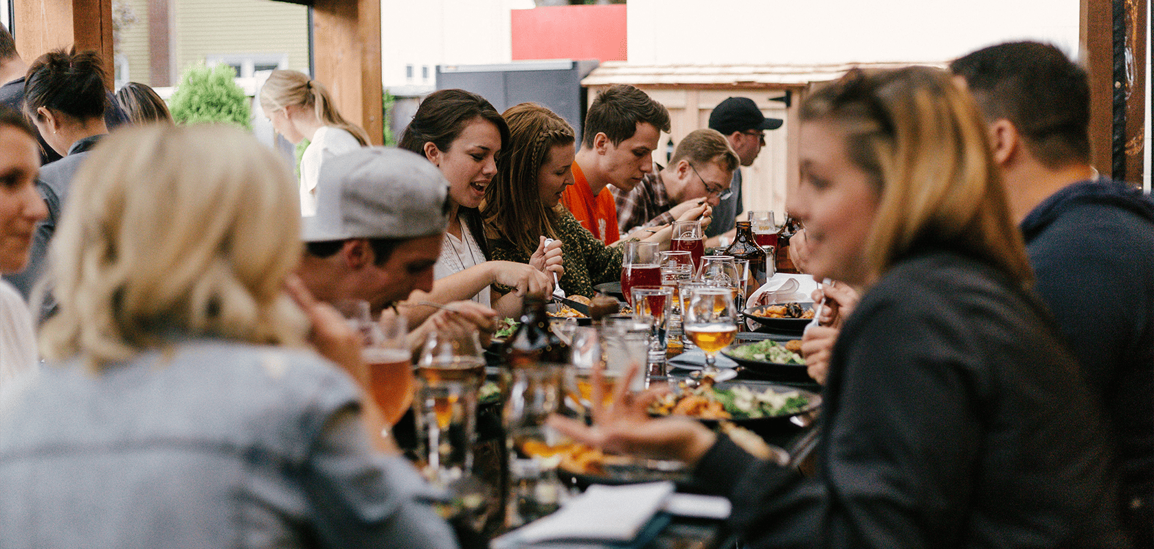 Menschen essen gemeinsam