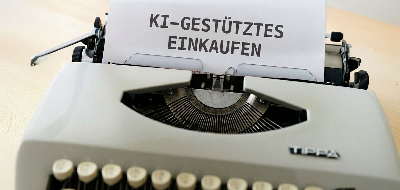 Eine Schreibmaschine mit einem Blatt Papier, auf dem der deutsche Text „KI-GESTÜTZTES EINKAUFEN” zu lesen ist, was „KI-gestütztes Einkaufen” bedeutet.