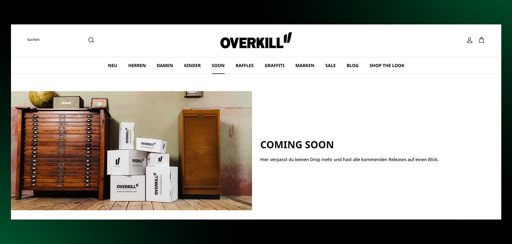 Stapel von Kartons der Marke Overkill neben Holzschränken auf dem Boden, mit dem Schriftzug „COMING SOON” auf weißem Hintergrund.